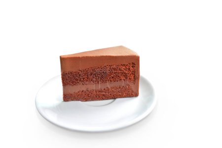 köstliche Schokoladenkuchen auf einem weißen Teller auf weißem Hintergrund