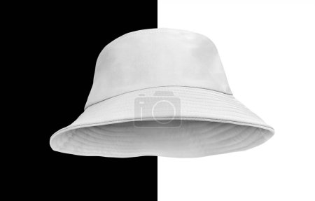 Téléchargez les photos : Chapeau seau blanc isolé sur fond noir et blanc - en image libre de droit