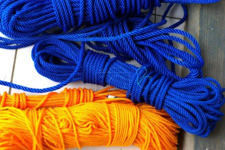 Un paquet de corde bleue et orange