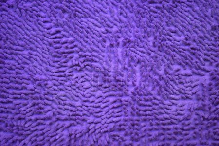 Die Textur einer lila Badematte