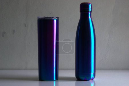 Glänzend blau lila Flasche aus Metall auf einem Tisch