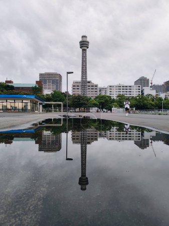 Foto de Yokohama, Japón. 09 de junio de 2023. El reflejo de Yokohama Marine Tower. - Imagen libre de derechos