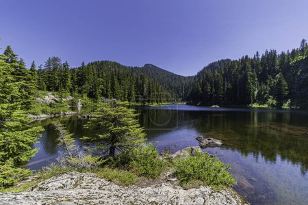 Ein atemberaubender und ruhiger Bergsee mit Inseln und umgeben von immergrünem Wald lädt zum Schwimmen oder einfach nur sitzen und die Schönheit um sich herum betrachten ein. Das Hotel liegt im Snohomish County Washington.