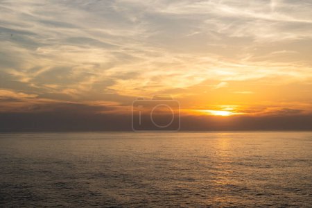 Photo de paysage de falaises orangées spectaculaires et escarpées près de l'Atlantique au coucher du soleil. Tourné à Farol fo Cabo de Sao Vincente près de Sagres, Portugal.