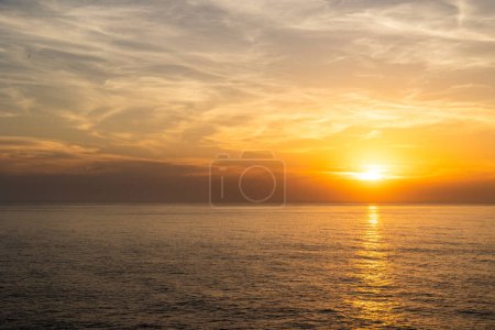 Landschaftsbild dramatischer, steiler orangefarbener Klippen am Atlantik bei Sonnenuntergang. Schüsse in Farol fo Cabo de Sao Vincente bei Sagres, Portugal.