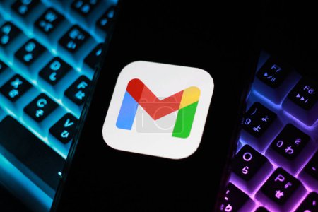 Téléchargez les photos : Sur cette photo, le logo Google Gmail est affiché sur l'écran du smartphone Pomme.Indonésie-15 mars 2024 - en image libre de droit