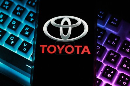 Foto de Ini esta foto El logo Toyota empresa de automóviles japoneses. Java occidental, Indonesia - Marzo 14,2024. - Imagen libre de derechos