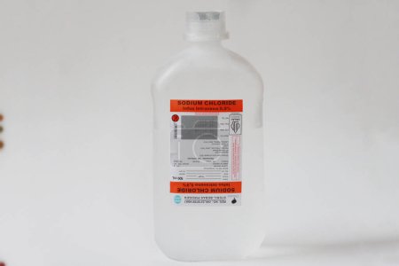 Téléchargez les photos : Bouteille de chlorure de sodium sur fond blanc - en image libre de droit