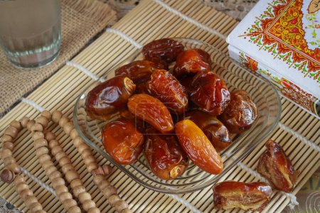Téléchargez les photos : Délicieux Kurma Tunisie, fruits de palmier dattiers séchés et doux. Populaire pendant le Ramadan - en image libre de droit