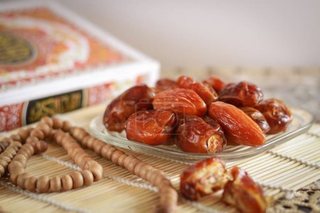 Foto de Delicioso Kurma Túnez, dátiles secos dulces frutas de palma. Popular durante el Ramadán - Imagen libre de derechos