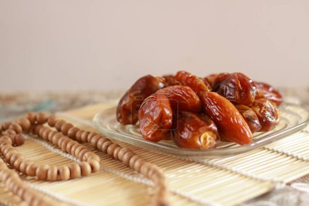 Téléchargez les photos : Délicieux Kurma Tunisie, fruits de palmier dattiers séchés et doux. Populaire pendant le Ramadan - en image libre de droit