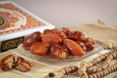 Foto de Delicioso Kurma Túnez, dátiles secos dulces frutas de palma. Popular durante el Ramadán - Imagen libre de derechos
