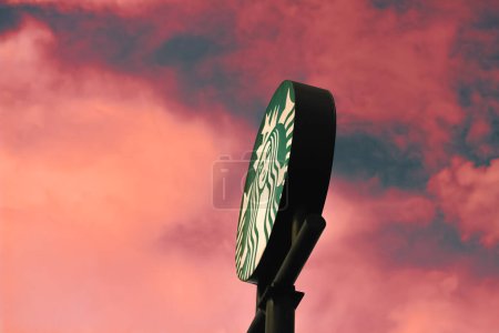 Téléchargez les photos : West Java, Indonésie 5 mars 2024 : Signe Starbucks Coffee. Entreprise enseigne Starbucks Café. - en image libre de droit