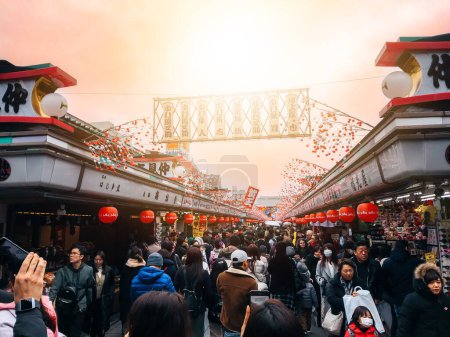 Foto de Tokio, Japón 19 de enero de 2024: Personas de todo el mundo visitan el templo de senso ji en asakusa durante las vacaciones de invierno. - Imagen libre de derechos