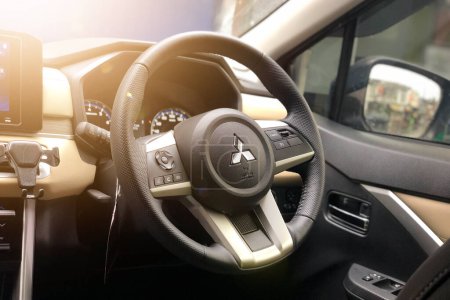 Foto de Mitsubishi Xpander interior con un volante delgado con controles cómodos y características avanzadas para un viaje agradable. Java Occidental, Indonesia - 18 de febrero de 2024. - Imagen libre de derechos