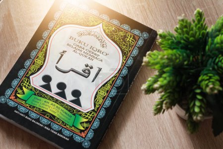 Foto de West java-Indonesia - 18 de febrero de 2022: Iqra Book es una guía para aprender a leer el Corán. Contiene ejercicios que enseñan letras árabes y cómo recitar correctamente el Corán. (Indonesia) - Imagen libre de derechos