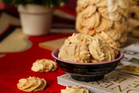 Foto de Queso Sago Galletas o kue sagu keju es galletas tradicionales hechas de la combinación de harina de sagú y leche de coco hace que las galletas de sagú de queso sabor crujiente, pero se derrite en la boca - Imagen libre de derechos