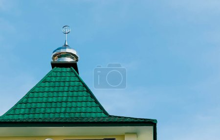 Téléchargez les photos : Java Ouest, Indonésie - 12 juillet 2023 : Tuiles de toit de mosquée verte avec un petit dôme sur le dessus avec les mots ALLAH, sur un fond bleu ciel - en image libre de droit