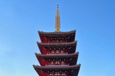 Foto de Pagoda de cinco pisos con fondo Blue Sky en el templo de sensoji Tokio, Japón. fondo para Año Nuevo Chino o Imlek. - Imagen libre de derechos