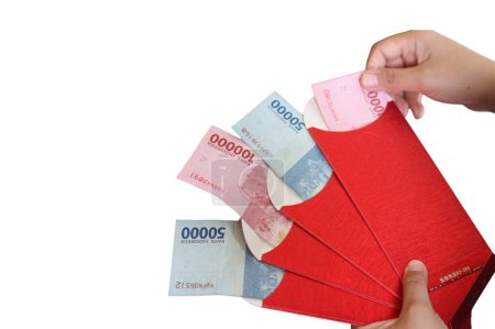 Foto de Celebración del Año Nuevo Chino con el concepto de abrir sobres con dinero indonesio. IDR 100.000 IDR 50.000 - Imagen libre de derechos