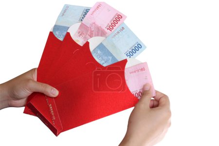 Téléchargez les photos : Célébration du Nouvel An chinois avec le concept d'ouverture d'enveloppes contenant de l'argent indonésien. IDR 100.000 IDR 50.000 - en image libre de droit