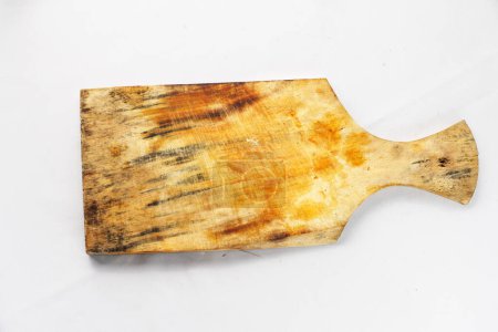 Téléchargez les photos : Une vieille planche de bois moisie pour couper les légumes avec des rayures de couteau. Appareil de cuisine vintage pour cuisiner les aliments - en image libre de droit