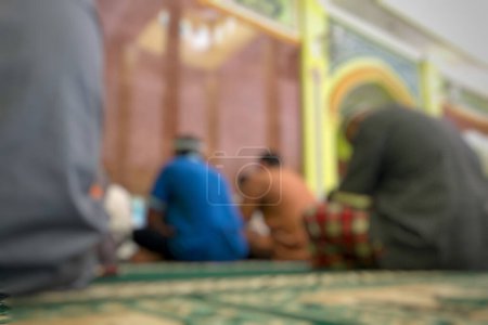 Téléchargez les photos : Prières floues dans la mosquée, fond abstrait - en image libre de droit