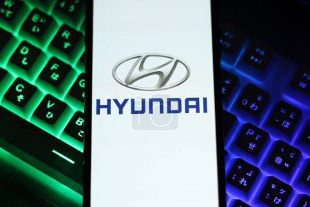 Foto de Indonesia-30 de marzo de 2024: Hyundai logo es una empresa multinacional de automóviles de Corea del Sur. - Imagen libre de derechos