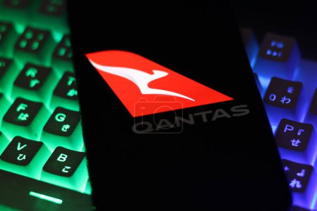 Foto de Indonesia - 30 de marzo de 2024: El logotipo de Qantas es una aerolínea de Australia que se muestra en la pantalla del teléfono inteligente. - Imagen libre de derechos