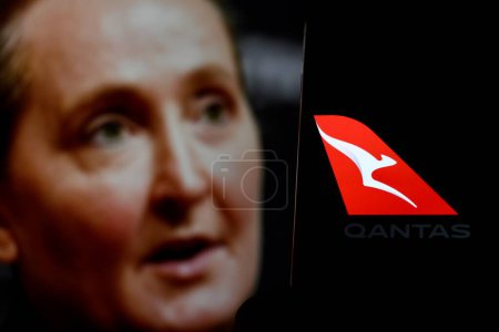 Foto de Indonesia-30 de marzo de 2024: El logotipo de Qantas es una aerolínea de Australia, que se muestra en la pantalla del teléfono inteligente con la CEO Vanessa Hudson en segundo plano. - Imagen libre de derechos
