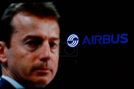 Téléchargez les photos : Indonésie - 30 mars 2024 : Le logo Airbus est affiché sur l'écran du smartphone avec Guillaume Faury en arrière-plan. - en image libre de droit