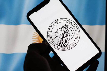 Foto de Indonesia - 30 de marzo de 2024: Logo del Banco Central de la República Argentina, BCRA, con bandera argentina en segundo plano. - Imagen libre de derechos