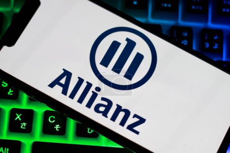 Foto de Indonesia - 30 de marzo de 2024: el logotipo de Allianz se muestra en la pantalla del teléfono inteligente, la mayor empresa mundial dedicada a los servicios de seguros y gestión de activos. - Imagen libre de derechos