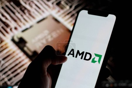 Téléchargez les photos : Indonésie - 30 mars 2024 : Le logo AMD est affiché sur l'écran du smartphone avec la puce AMD Ryzen en arrière-plan. - en image libre de droit