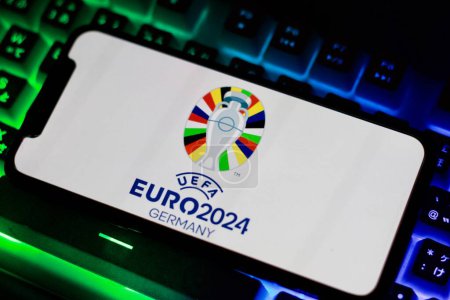 Téléchargez les photos : Indonésie - 2 avril 2024 : Le logo du championnat d'Allemagne de football UEFA EURO 2024 est affiché sur l'écran du smartphone, il s'agit de la 17e édition de la coupe UEFA EURO. - en image libre de droit