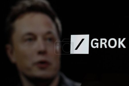 Foto de Indonesia - Abril 2,2024: Grok AI chatbot se muestra en la pantalla del teléfono inteligente Con CEO Elon Musk en un segundo plano - Imagen libre de derechos