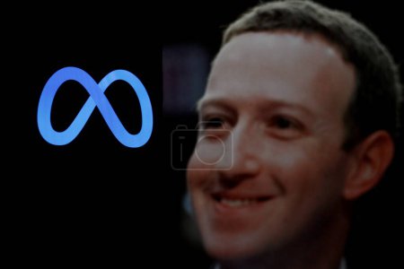Foto de Indonesia - Abril 2,2024: Meta logotipo se muestra en la pantalla del teléfono inteligente Con CEO Mark Zuckerberg en segundo plano. - Imagen libre de derechos