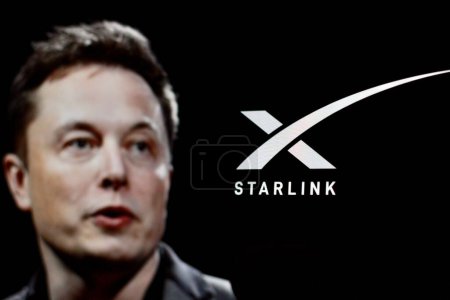 Téléchargez les photos : Indonésie - 6 avril 2024 : Le logo Starlink est affiché sur l'écran du smartphone Avec le PDG Elon Musk en arrière-plan. - en image libre de droit