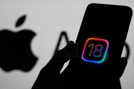Foto de Indonesia - 6 de abril de 2024: La pantalla del logotipo de iOS 18 se muestra en la pantalla del teléfono inteligente Apple - Imagen libre de derechos