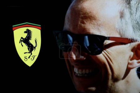 Téléchargez les photos : Indonésie - 7 avril 2024 : Le logo Ferrari est affiché sur l'écran du smartphone Avec Benedetto Vigna en arrière-plan. - en image libre de droit