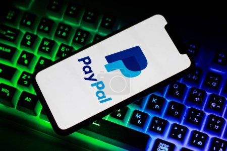 Foto de Indonesia - 16 de abril de 2024: El logotipo de PayPal se muestra en la pantalla de un teléfono inteligente - Imagen libre de derechos