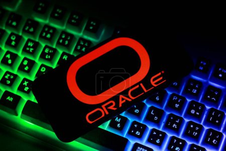Foto de Indonesia - 16 de abril de 2024: Logo de Oracle se muestra en una imagen de stock de pantalla de teléfono inteligente - Imagen libre de derechos