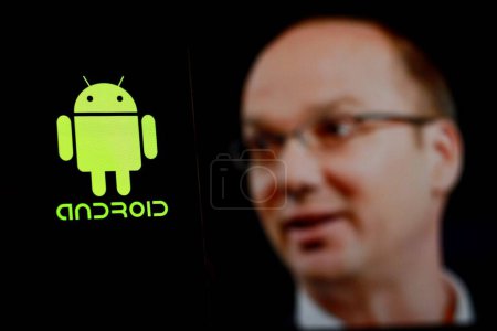 Téléchargez les photos : Indonésie - 16 avril 2024 : Logo d'Android est affiché sur un écran de smartphone avec le PDG Andy Rubin en arrière-plan. - en image libre de droit