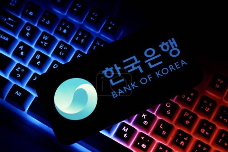 Foto de Logo del Banco de Corea, BOK, se muestra en la pantalla del teléfono inteligente.indonesia-23 de abril 2024. Teclado del ordenador en segundo plano - Imagen libre de derechos