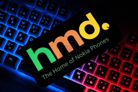 Foto de HMD Global logo es una empresa finlandesa afiliada a Nokia, que se muestra en el teléfono inteligente screen.indonesia-23 de abril 2024. - Imagen libre de derechos