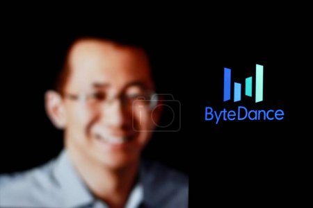 Foto de Indonesia-26 de abril de 2024: El logotipo de ByteDance se muestra en una pantalla de teléfono inteligente con el CEO Zhang Yiming en segundo plano. - Imagen libre de derechos
