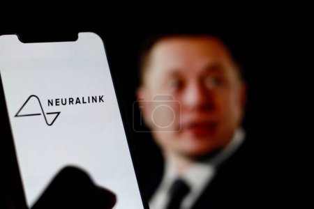 Foto de Indonesia-26 de abril de 2024: smartphone Con el logotipo de Neuralink Corp, empresa de neurotecnología con el CEO Elon Musk en segundo plano. - Imagen libre de derechos