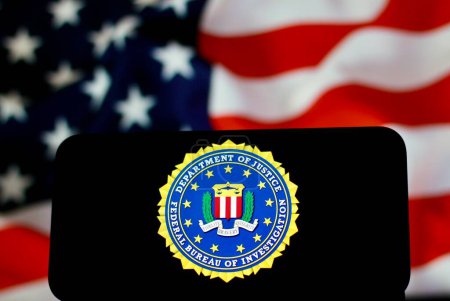 Téléchargez les photos : Le logo du Federal Bureau of Investigation, FBI Cyber, avec drapeau américain en toile de fond.Indonésie - 29 avril 2024. - en image libre de droit
