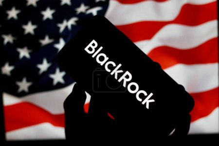 Foto de El logotipo de BlackRock, La compañía de tecnología financiera, se muestra en una pantalla de smartphone. Indonesia - 28 de abril 2024. Fondo de bandera de Estados Unidos - Imagen libre de derechos