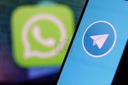 Foto de El logotipo de Telegram en la pantalla del teléfono inteligente Con el logotipo de WhatsApp en el fondo.Indonesia - 28 de abril 2024. - Imagen libre de derechos